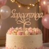 Ξύλινο cake topper «Συγχαρητήρια» τοποθετημένο σε λευκή τούρτα με πολύχρωμη διακόσμηση, μπαλόνια και εορταστικό σκηνικό σε ουδέτερες χαρούμενες αποχρώσεις.