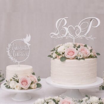 Ξύλια Τόπερ Γάμου και Βάφτισης σε λευκές τούρτες με διακόσμηση από λουλούδια