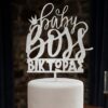 Προσωποποιημένο cake topper Baby Boss από ξύλο βαμμένο ασημί με το όνομα "ΒΙΚΤΩΡΑΣ" πάνω σε λευκή τούρτα