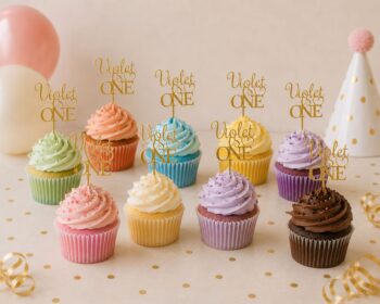 Σειρά από πολύχρωμα cupcakes με χρωματιστό frosting και προσωποποιημένα χρυσά cupcake toppers από plexiglass mirror για πάρτι γενεθλίων.